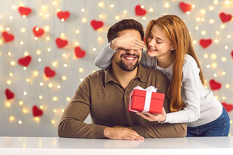 Романтические подарки на День влюбленных: идеи презентов для женщин и мужчин